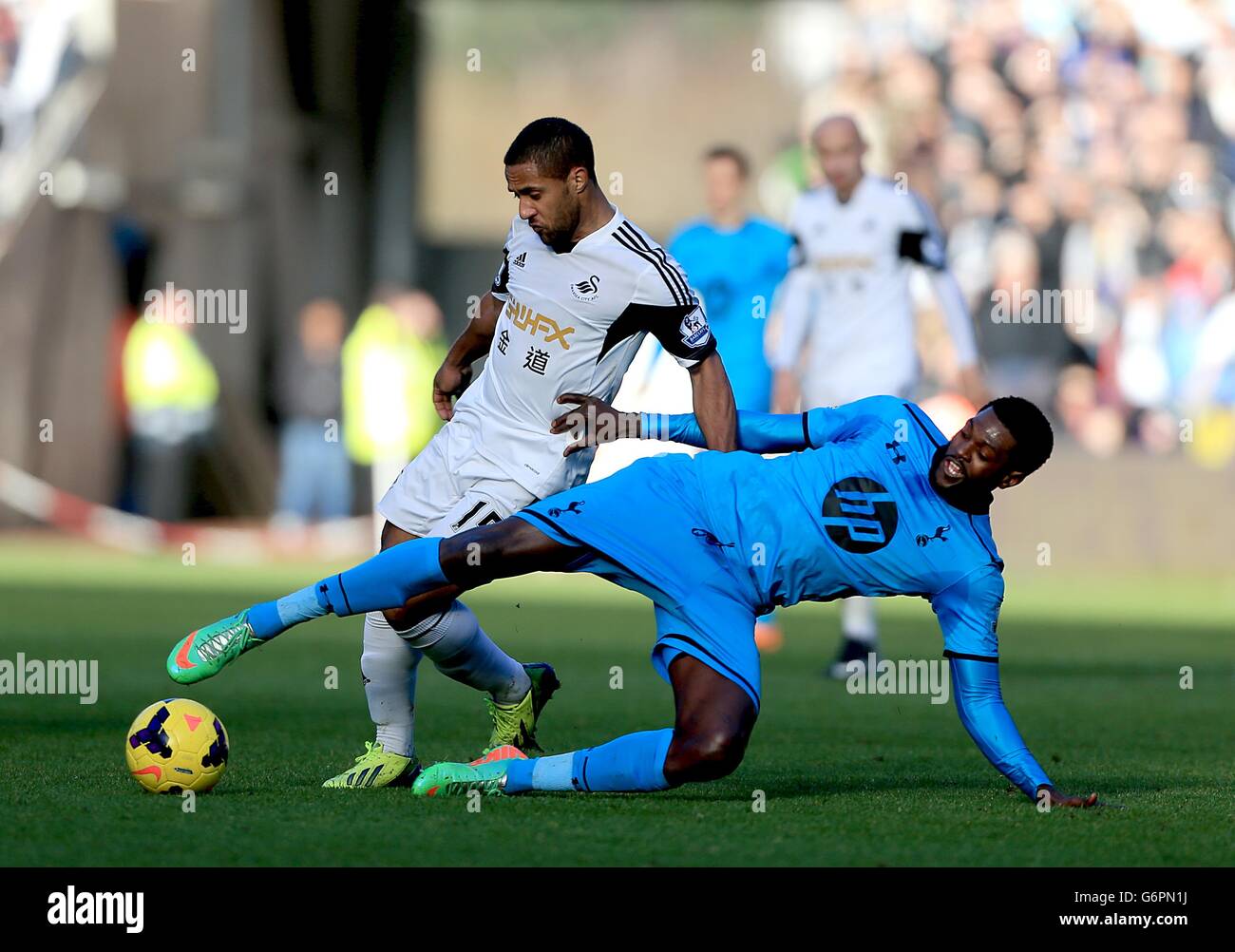 Football - Barclays Premier League - Swansea City / Tottenham Hotspur - Liberty Stadium.Wayne Routledge (à gauche) de Swansea City et Emmanuel Adebayor (à droite) de Tottenham Hotspur se disputent le ballon Banque D'Images