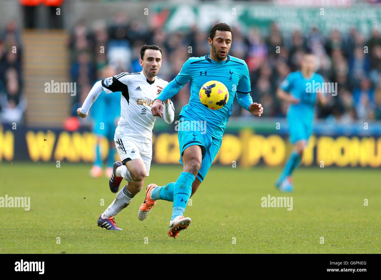 Football - Barclays Premier League - Swansea City / Tottenham Hotspur - Liberty Stadium.La Mousa Dembele (à droite) de Tottenham Hotspur s'éloigne de Leon Britton de Swansea City Banque D'Images