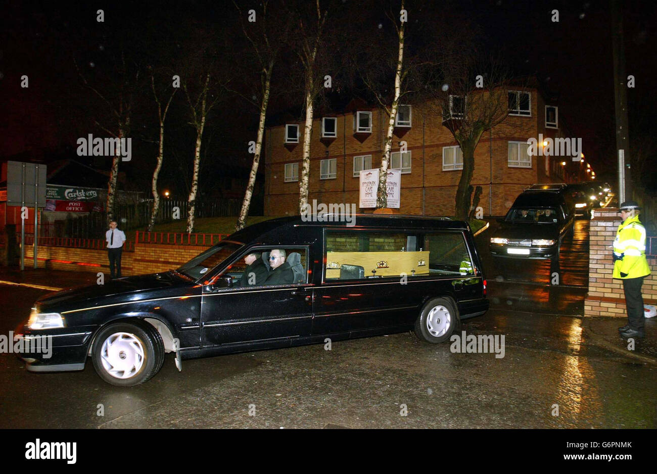 Cinq foyers noirs quittent la maison de soins Rosepark avec les corps des victimes de l'incendie dans la maison de soins Rosepark à Uddingstone près de Glasgow, après que 10 personnes sont mortes lors d'un incendie dans les premières heures. Banque D'Images