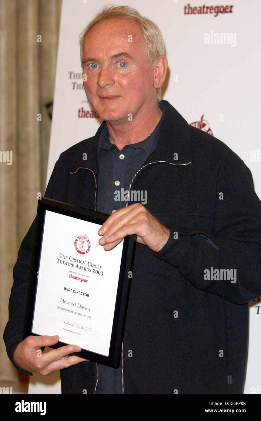 Howard Davies a reçu son prix du meilleur directeur pour « Mourning devient Electra » lors des critiques annuelles du Circle Theatre Awards 2003 au Theatre Royal de Covent Garden à Londres. Jerry Springer l'Opéra a remporté le prix de la meilleure comédie musicale tel qu'il a été voté pour les critiques des journaux nationaux. Banque D'Images