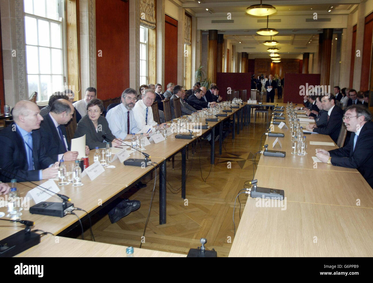 Les membres des partis politiques prennent place à la longue Galerie pour le début de la revue du Vendredi Saint à Stormont, Belfast. Les gouvernements britannique et irlandais présideront conjointement les discussions à Belfast, qui impliquera toutes les parties élues à l'Assemblée de Stormont en novembre dernier. Banque D'Images