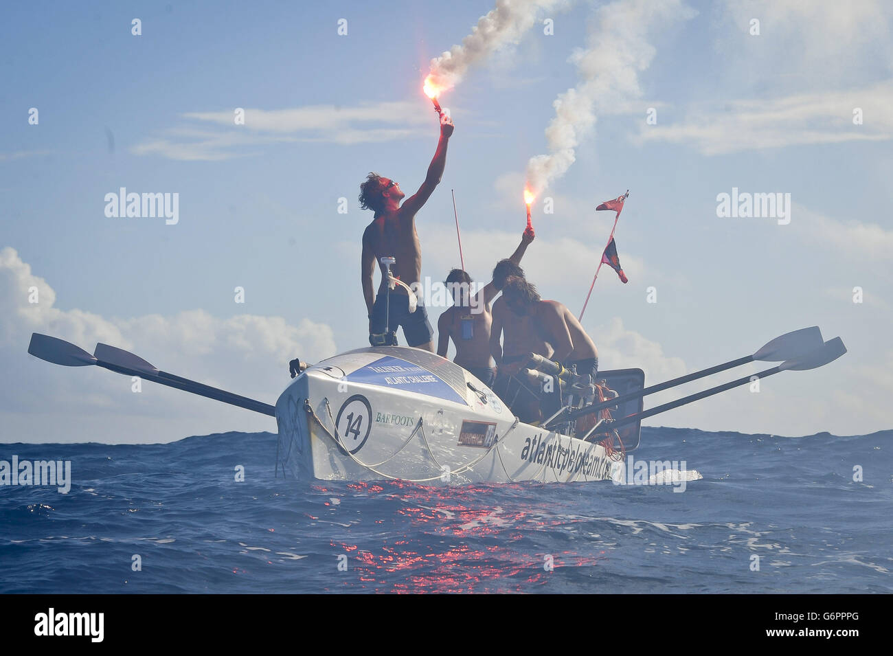 L'équipe de polo de l'Atlantique, composée de joueurs de polo anglais  professionnels, des fusées éclairantes à célébrer lorsqu'elles franchissent  la ligne d'arrivée et arrivent au large de l'île des Caraïbes d'Antigua  après
