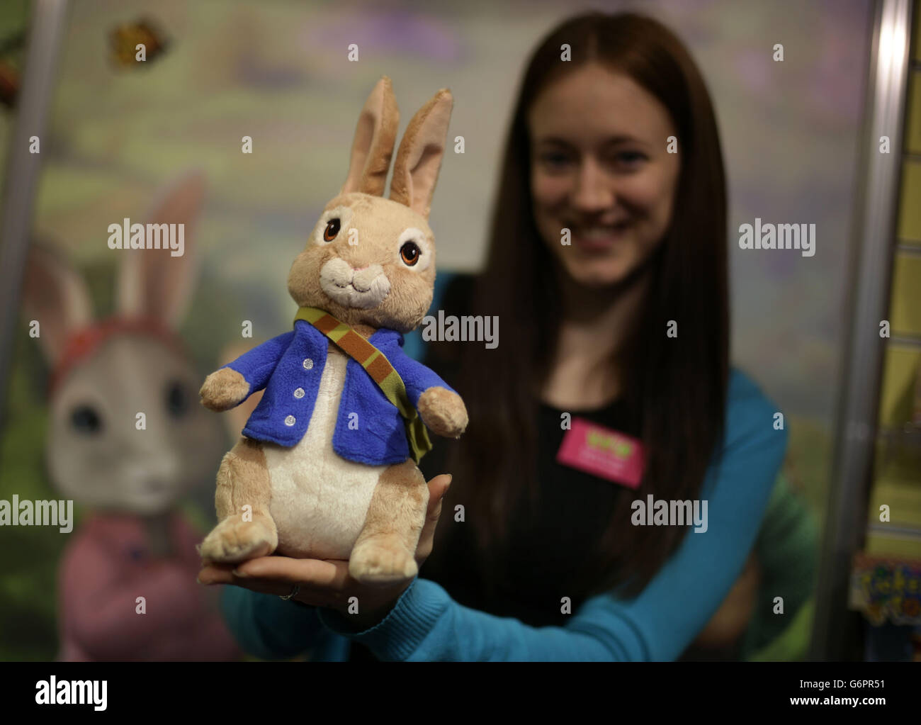 Catherine Scott, directrice de marque de Vivid, tenant une poupée de jouet doux de Peter Rabbit, pendant le jour de presse de la foire annuelle du jouet - où plus de 280 entreprises lancent des milliers de nouveaux produits aux acheteurs et aux détaillants - à Olympia à Londres. Banque D'Images