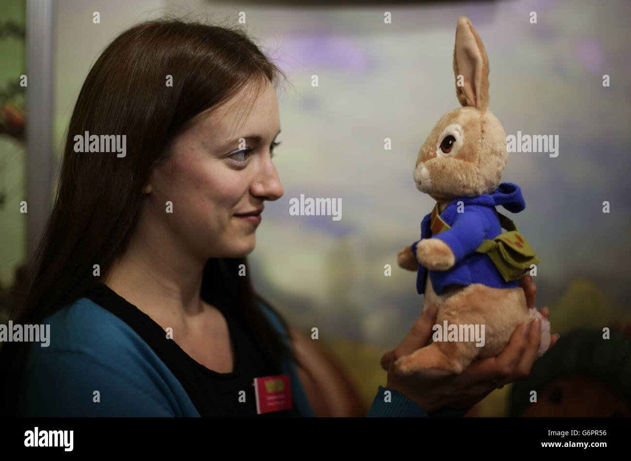Catherine Scott, directrice de marque de Vivid, tenant une poupée de jouet doux de Peter Rabbit, pendant le jour de presse de la foire annuelle du jouet - où plus de 280 entreprises lancent des milliers de nouveaux produits aux acheteurs et aux détaillants - à Olympia à Londres. Banque D'Images