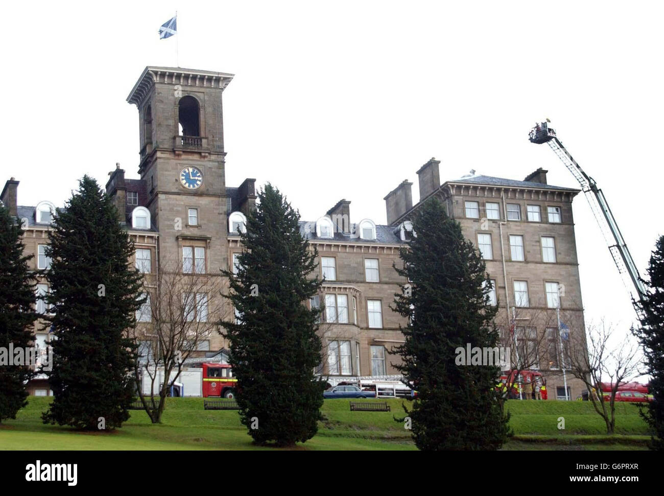 Les pompiers s'attaquent à un incendie qui aurait éclaté au troisième étage de l'historique Dunblane Hydro, à Stirlingshire. Le feu qui s'est rapidement répandu au quatrième étage a peut-être également été répandu sur le toit de l'hôtel de 209 chambres, qui est l'un des plus célèbres retraites d'Écosse. La brigade des pompiers d'Écosse centrale a confirmé que personne n'avait été blessé dans l'incendie. Banque D'Images