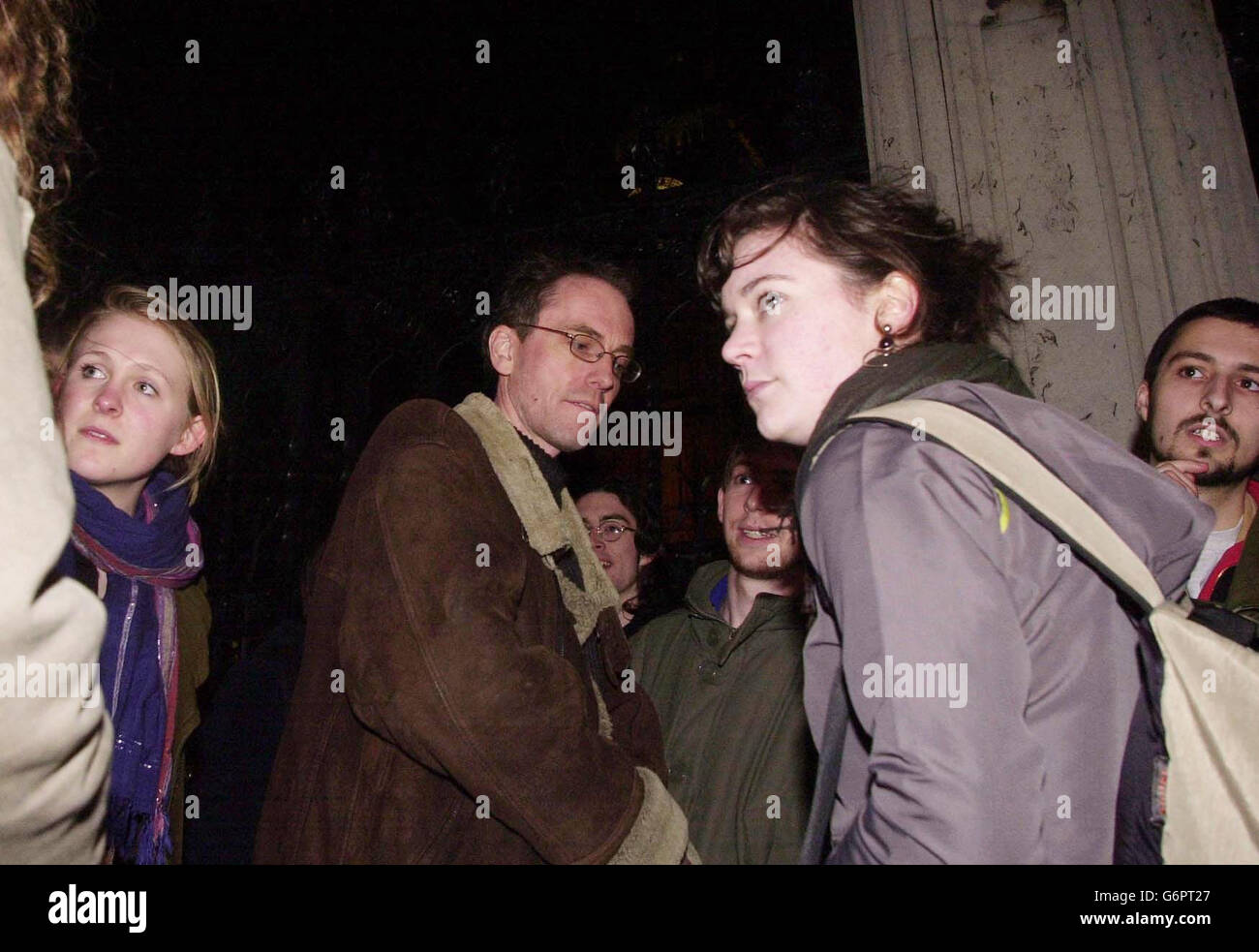 Les manifestants anti-guerre, dont James (à l'extrême droite), 21, de Londres, Katie (à gauche), 22,De Lancashire et Richard (au centre), d'Oxford, sont libérés de la Chambre des communes du centre de Londres où ils avaient été détenus par la police après avoir été arrêtés pour avoir crié des commentaires au Premier ministre Tony Blair lors d'un débat sur les conclusions de Lord Hutton à la Chambre des communes.La séance a été suspendue pour la première fois en 17 ans, tandis que sept militants ont été emmenés par la police dans des cellules des communes. Banque D'Images