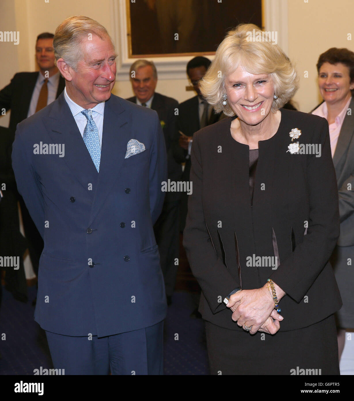 La duchesse de Cornwall, avec le Prince de Galles, pendant qu'elle visite le King's College Hospital pour souligner le niveau élevé de formation en soins infirmiers et le programme de bénévolat de King's. Banque D'Images