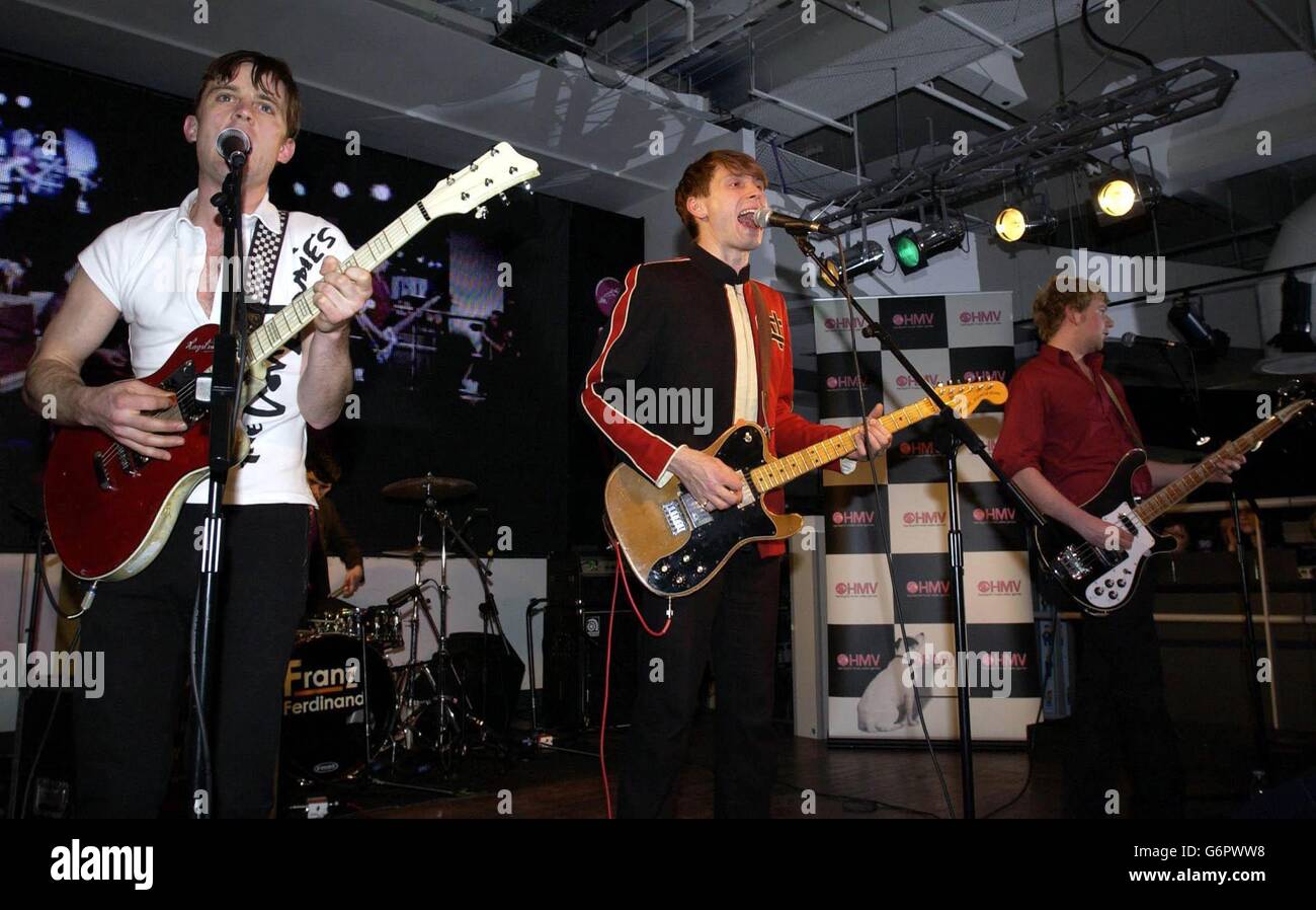 Nicholas McCarthy (à gauche), Alexander Kapranos (au centre) et Robert Hardy du groupe écossais Franz Ferdinand se sont produit en direct lors d'une signature en magasin pour promouvoir leur premier album autoenregistré au HMV dans le centre de Londres. Banque D'Images