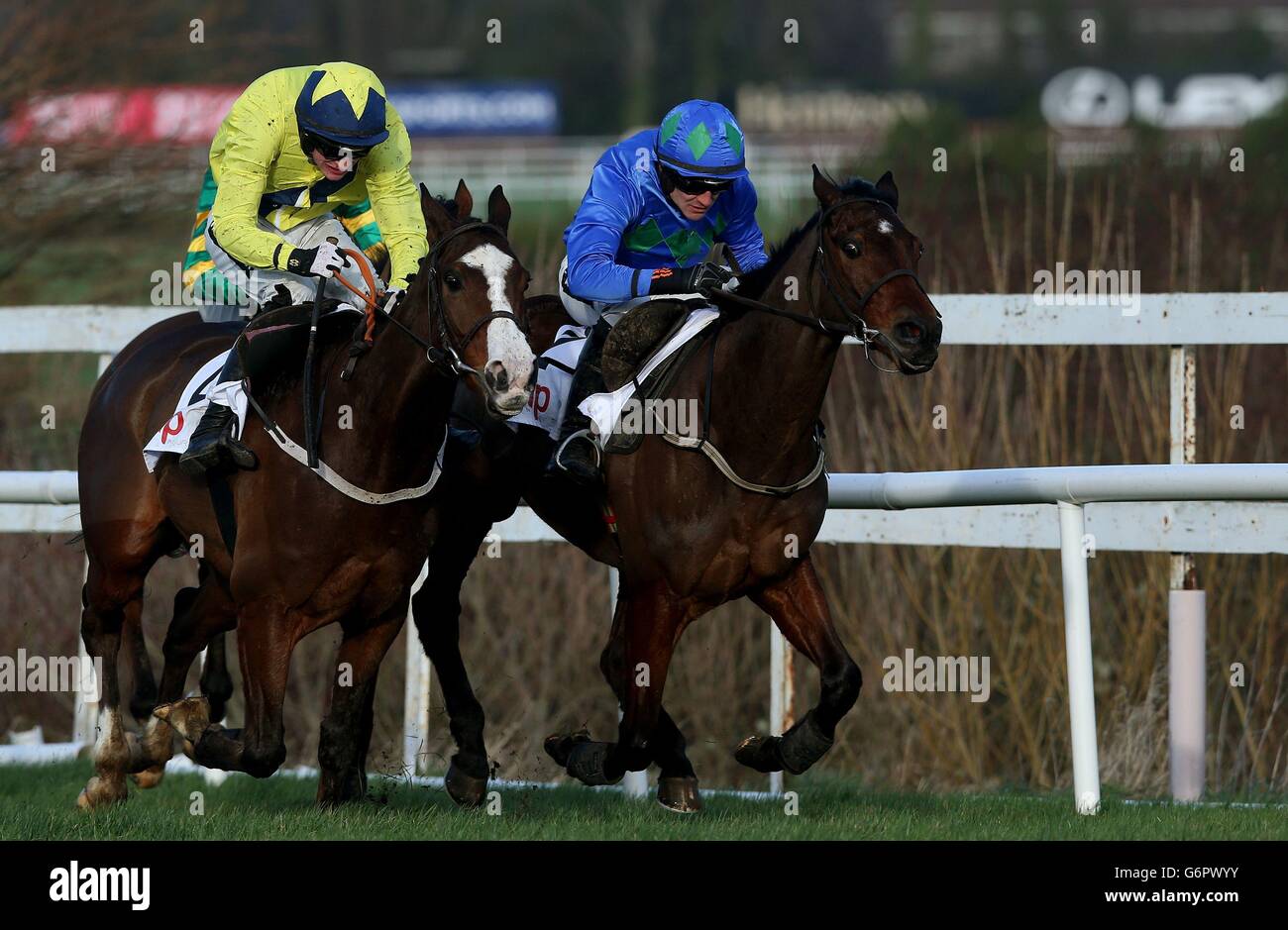 Hurricane Fly criblé par Ruby Walsh (à droite) courses jusqu'à l'arrivée à côté de la deuxième place notre Connor criblé par Danny Mullins sur le chemin de gagner le BHP Insurance Irish Champion haies haies au cours du week-end de sauts de janvier à Leopardstown Racecourse, Dublin, Irlande. Banque D'Images