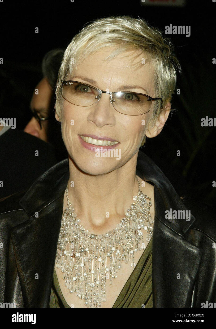 La chanteuse Annie Lennox, nominée au Academy Award pour la meilleure chanson originale 'into the West' de 'The Lord of the rings; The Return of the King', arrive pour le déjeuner des nominés au Academy Awards organisé au Beverly Hilton à Beverly Hills, en Californie. Banque D'Images