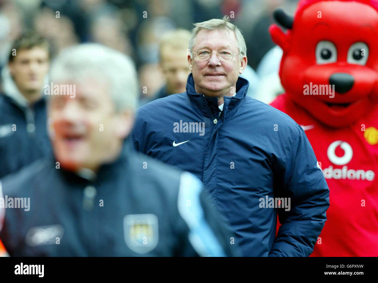 Sir Alex Ferguson, directeur de Manchester United, se présente derrière Kevin Keegan, directeur de Manchester City, avant le 5e match de la FA Cup à Old Trafford, Manchester. Banque D'Images