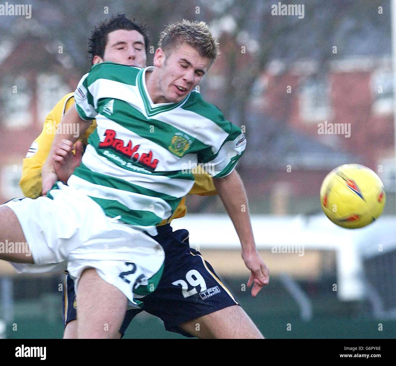 Andy Bishop de Yeovil dirige le bal de Jon Ashton, pendant le match de la division nationale trois à Huish Park, Yeovil. PAS D'UTILISATION DU SITE WEB DU CLUB OFFICIEUX. Banque D'Images