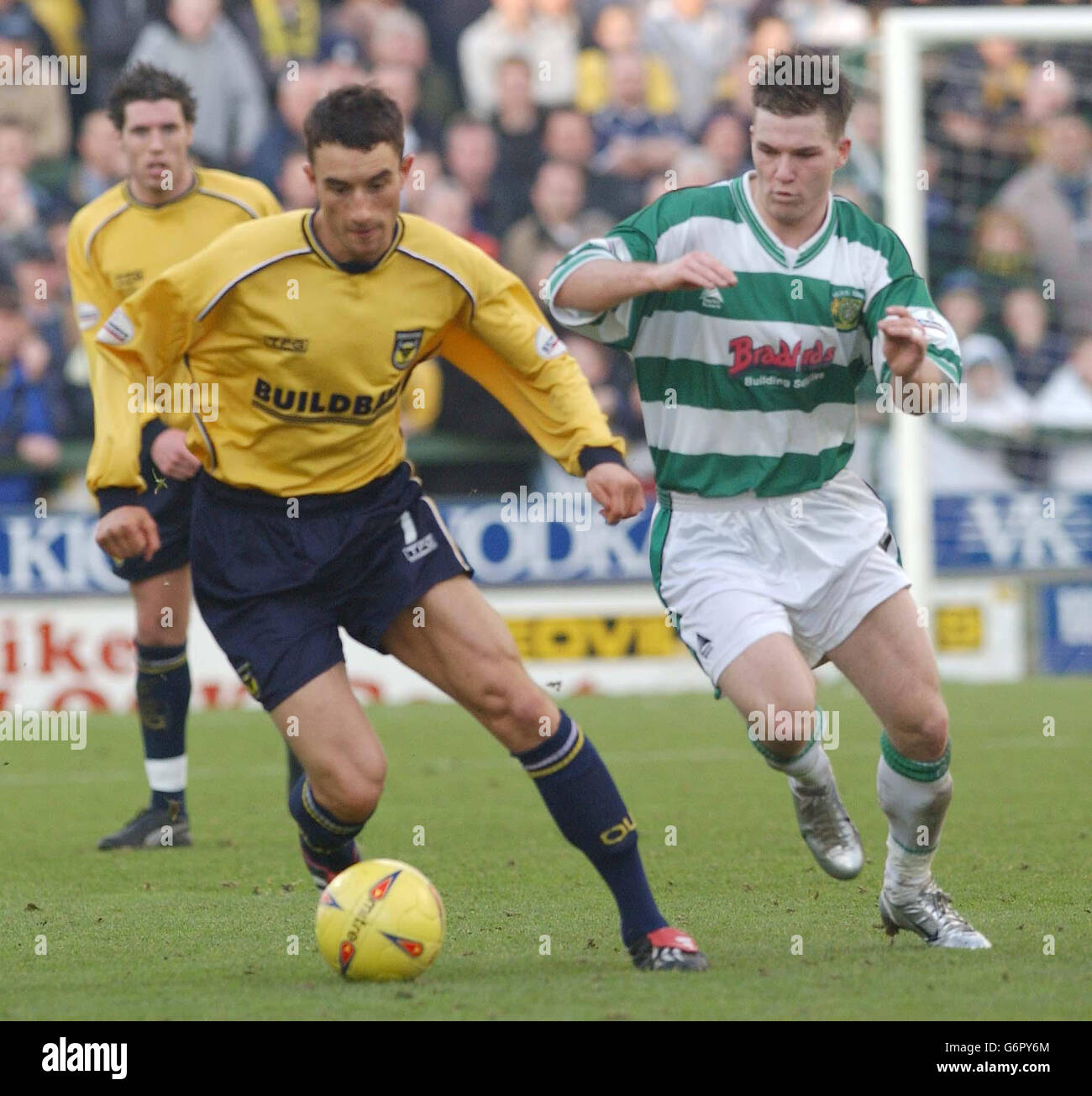 Chris Hackett d'Oxford vole le ballon loin de Kevin Gall de Yeovil, lors du match de la division Nationwide Three à Huish Park, Yeovil. Score final: Yeovil 1, Oxford 0. PAS D'UTILISATION DU SITE WEB DU CLUB OFFICIEUX. Banque D'Images