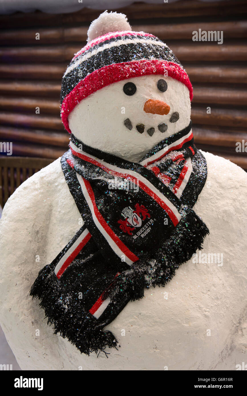 Gloucester, Gloucestershire, Royaume-Uni, le centre commercial Eastgate, le Snowman wearing Gloucester Rugby foulard Banque D'Images