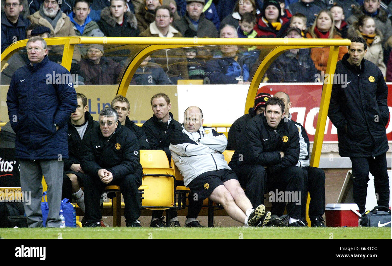 Sir Alex Ferguson, directeur de Manchester United (à gauche) et Rio Ferdinand (à droite) se tiennent aux extrémités opposées du banc Manchester United pendant le match de First ership de FA Barclaycard contre Wolverhampton Wanderers à Molineux, Wolverhampton samedi. Banque D'Images