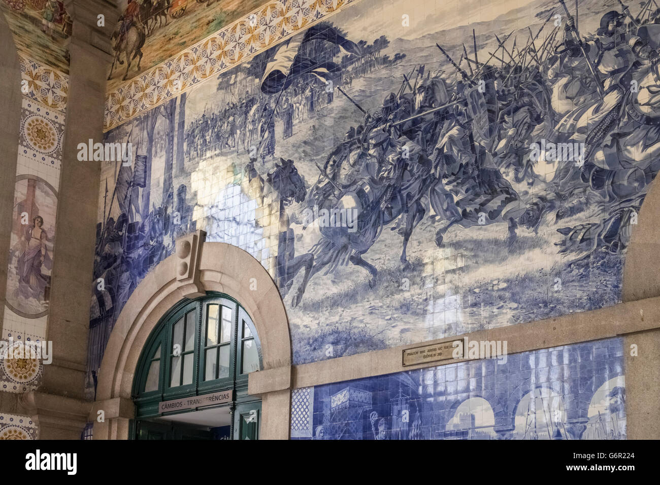 Intérieur de la gare de São Bento, Porto, Portugal, connue pour ses tuiles azulejo représentant des scènes historiques du Portugal. Banque D'Images