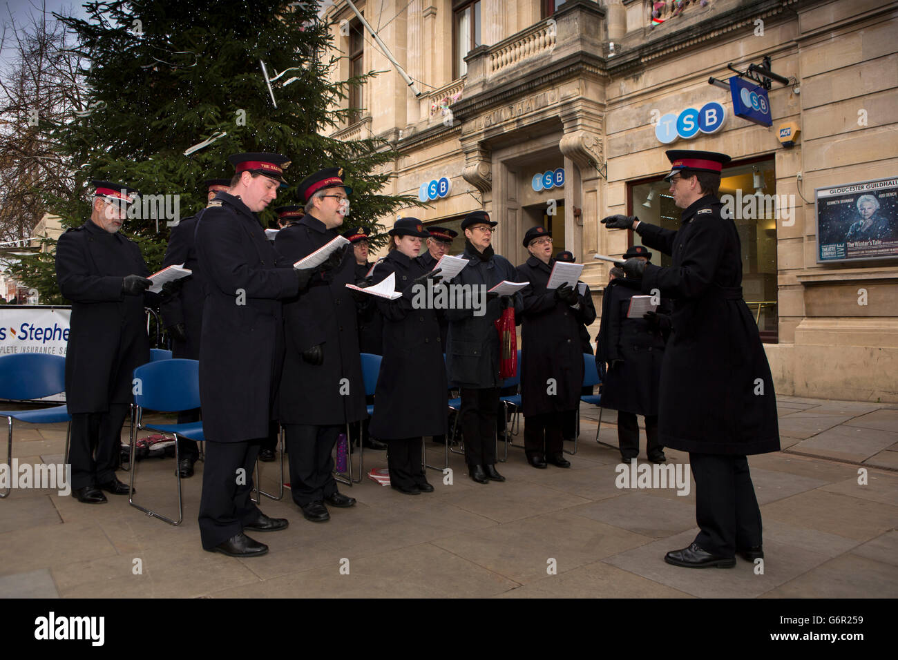 Gloucester, Gloucestershire, Royaume-Uni, Eastgate Street, Noël, l'Armée du Salut choir singing carols Banque D'Images