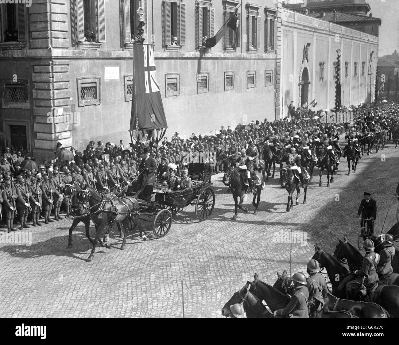 Le roi George et Victor Emmanuel III, roi d'Italie, traversent les rues de Rome. Banque D'Images