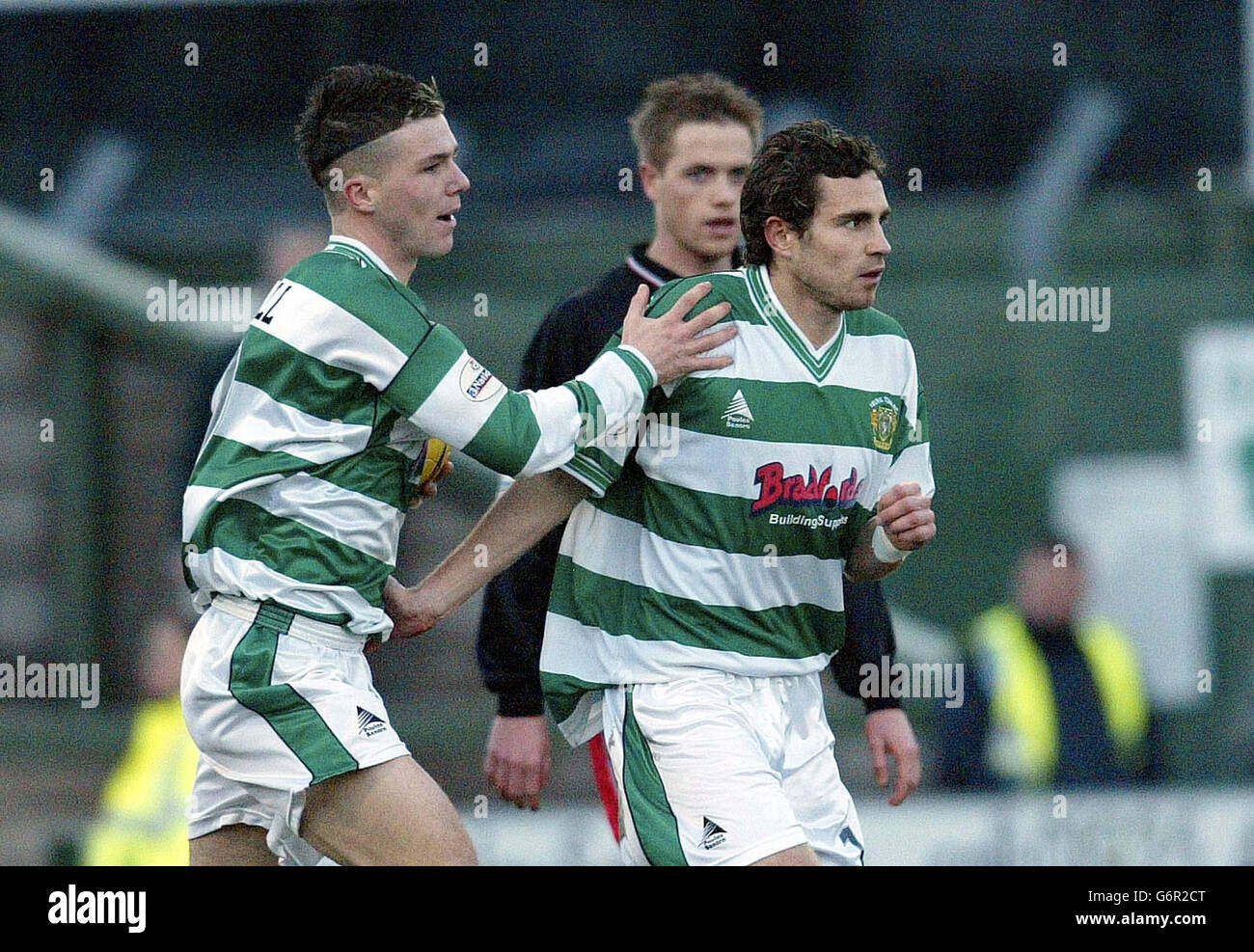 Nicholas Crittenden de Yeovil est félicité par Kevin Gall, coéquipier, après avoir obtenu son score lors du match national de la division trois à Huish Park, Yeovil. Note finale 2-1 à Leyton Orient. PAS D'UTILISATION DU SITE WEB DU CLUB OFFICIEUX. Banque D'Images