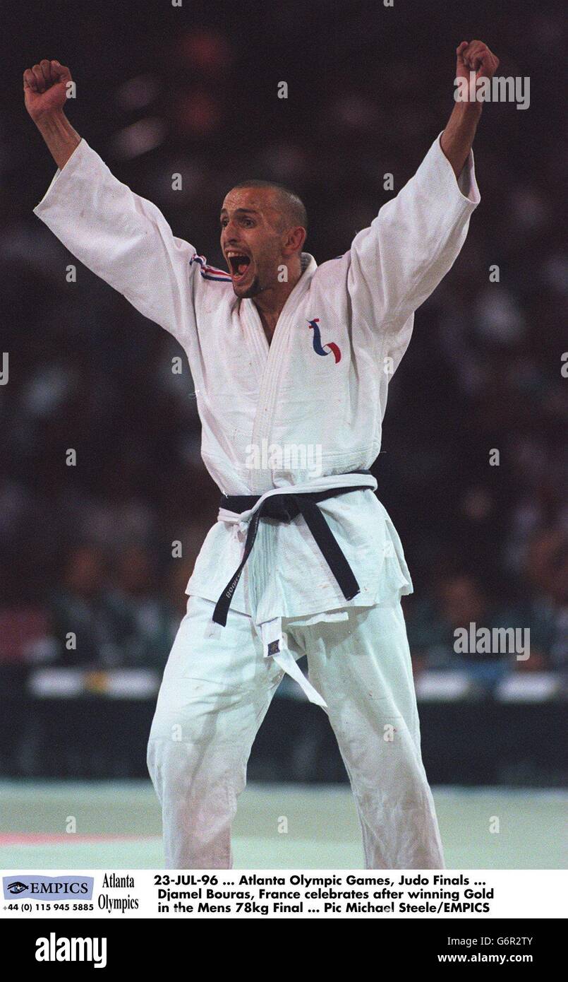 23 Jul 96 Jeux Olympiques D Atlanta Finales De Judo Djamel Bouras France Celebre Apres Avoir Remporte L Or Lors De La Finale De 78 Kg Pour Homme Photo Stock Alamy