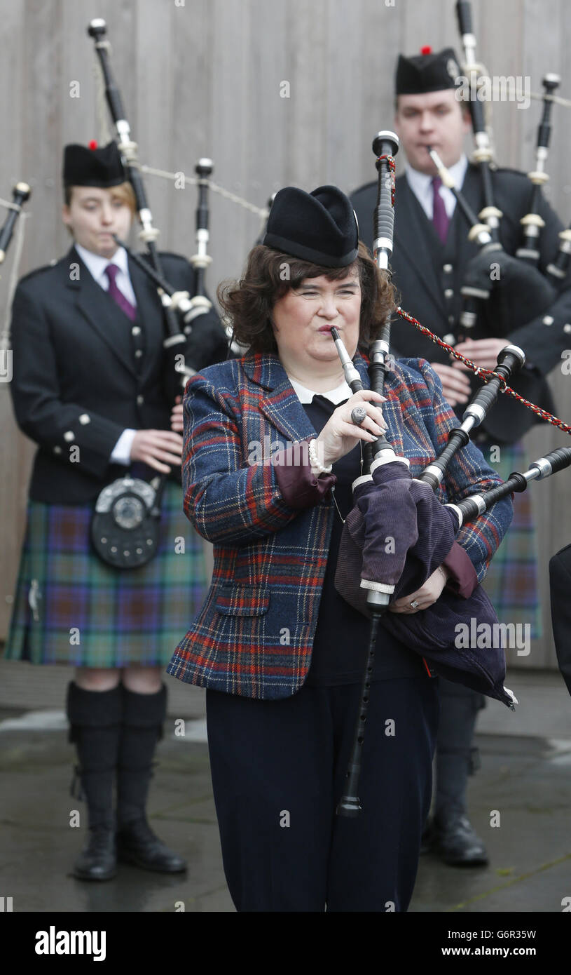 Susan Boyle est dévoilée comme chef de l'événement de la bande de tuyaux au Bathgate Partnership Centre en Écosse. Le chanteur prendra le poste au British Pipe Band Championship 2014. Banque D'Images
