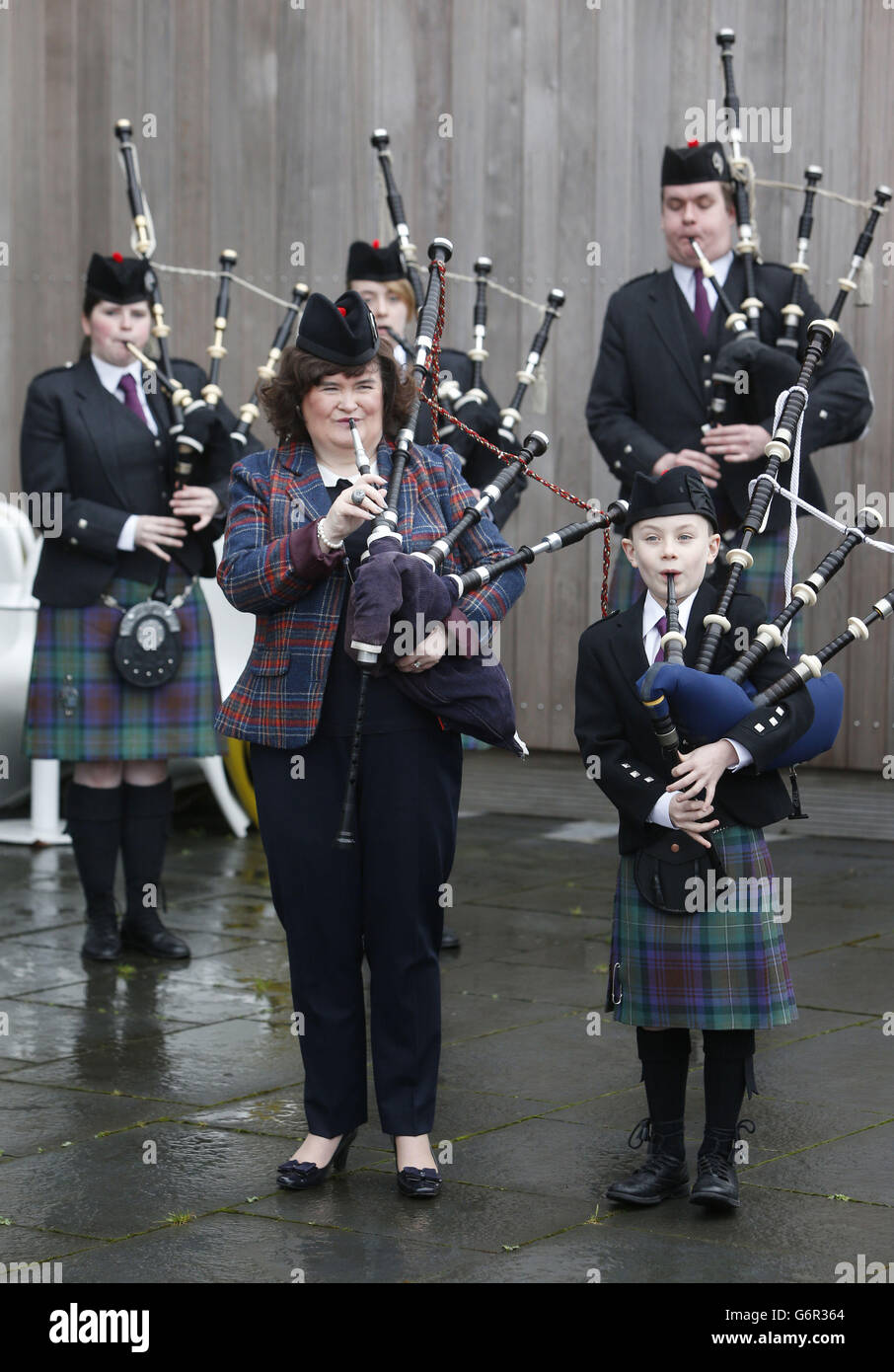 Susan Boyle est dévoilée comme chef de l'événement de la bande de tuyaux au Bathgate Partnership Centre en Écosse. Le chanteur prendra le poste au British Pipe Band Championship 2014. Banque D'Images