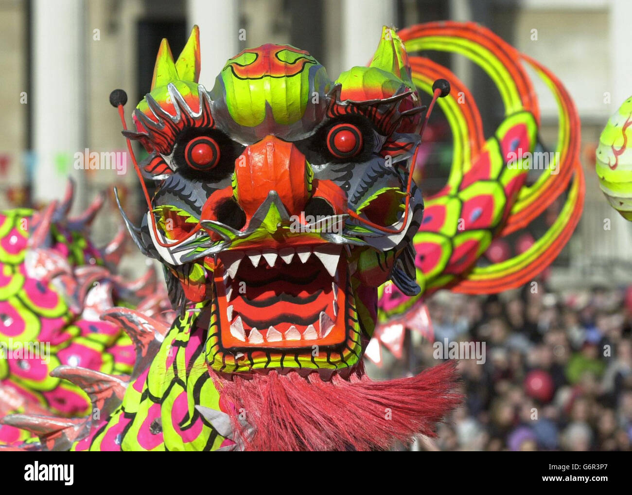 La tête d'un dragon est perlée pendant les célébrations du nouvel an chinois à Trafalgar Square à Londres. Banque D'Images