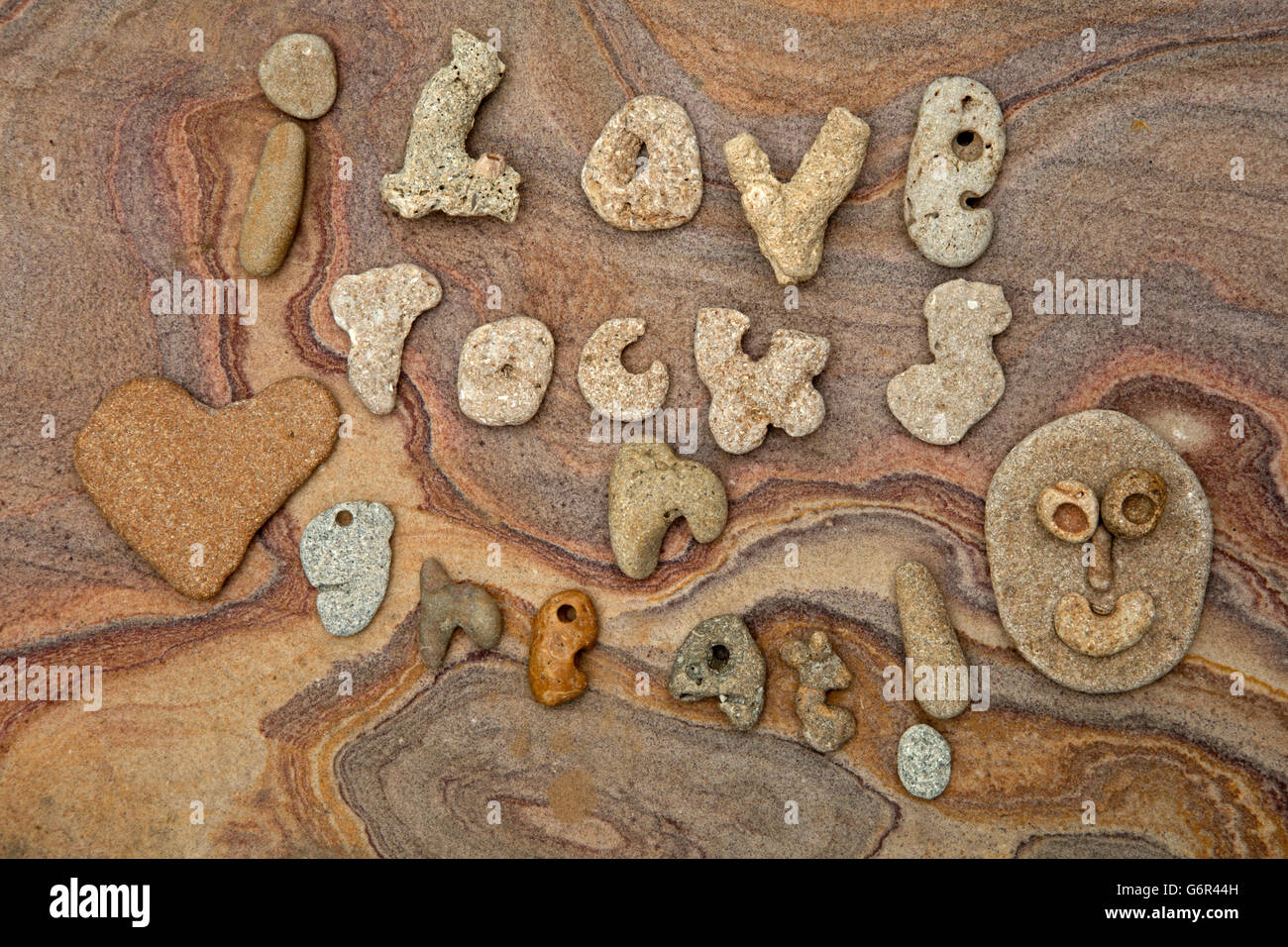 "I LOVE ROCKS R GRAND !' surgissement naturellement de la Floride sur la plage de rochers de grès arc-en-ciel de l'Inde Banque D'Images