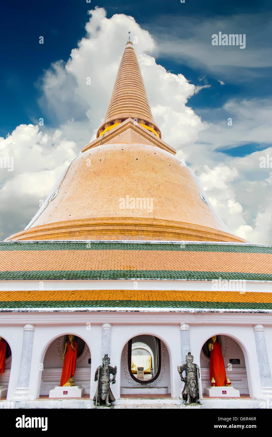 NAKHON PATHOM, THAÏLANDE - 21 août 2014 : personnes non identifiées à Phra Pathommachedi stupa à Nakhon Pathom, Thaïlande. À 120,5 Banque D'Images