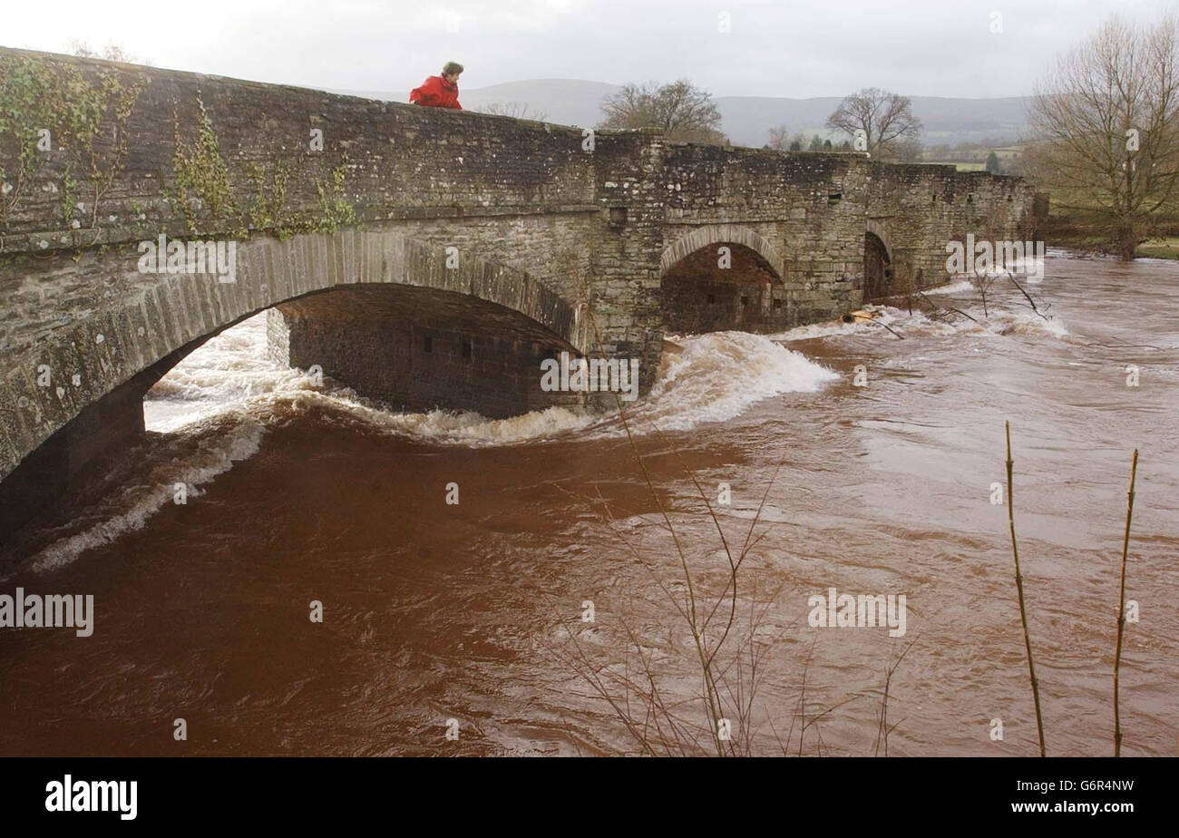 Mme Brenda Powell, résidente locale, a une vue sur la rivière Usk depuis le pont Crickhowell, Crickhowell, pays de Galles. Un déluge devait frapper plusieurs zones, avec jusqu'à 20 mm de pluie possible dans l'ouest de l'Angleterre et 25-50 mm de plus probable dans les zones de haute terre. Banque D'Images