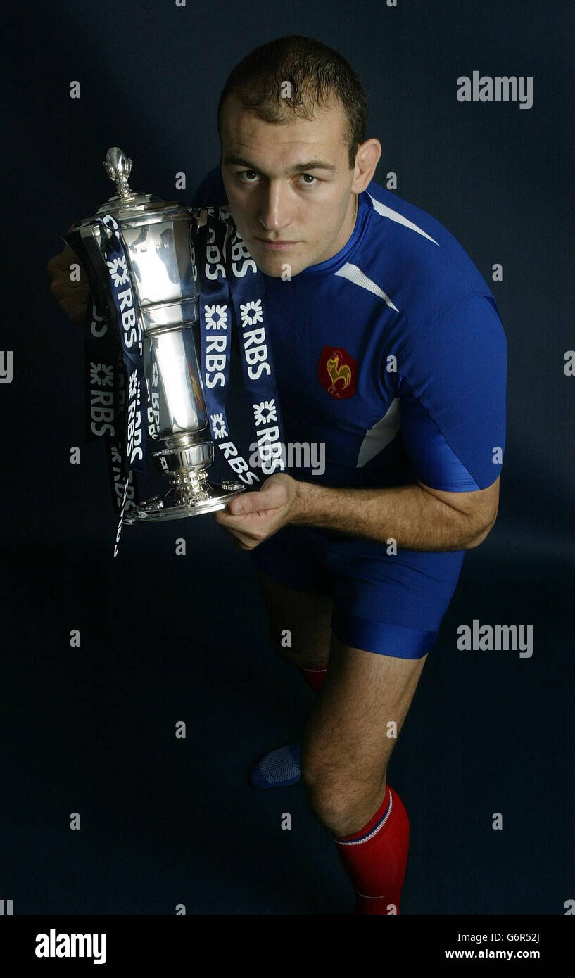 Olivier Brouzet en France avec le Trophée RBS 6 Nations au lancement des RBS 6 Nations au Centre des Congrès dans le centre de Londres.Le tournoi commence le samedi 14 février. Banque D'Images