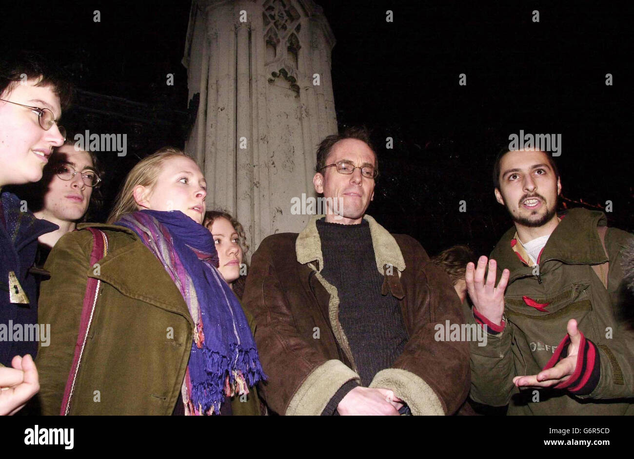 Les manifestants anti-guerre, dont James (à droite), 21 ans, de Londres, et Katie (3e à gauche), 22 ans, de Lancashire, Silje (à gauche), 21 ans, de Norvège, Lydia (4e à gauche), 20 ans, d'Oxford et Richard (au centre) également d'Oxford, Sont libérés de la Chambre des communes du centre de Londres où ils avaient été détenus par la police après avoir été arrêtés pour avoir crié des commentaires au Premier ministre Tony Blair lors d'un débat sur les conclusions de Lord Hutton à la Chambre des communes. La séance a été suspendue pour la première fois en 17 ans, tandis que sept militants ont été emmenés par la police dans des cellules des communes. Banque D'Images