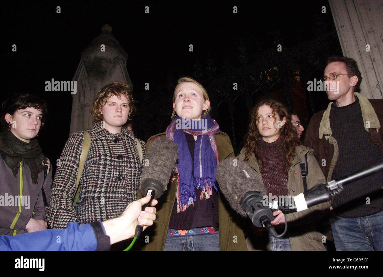 Manifestants anti-guerre, dont Katie (centre), 22, de Lancashire, Silje (2e gauche), 21, De Norvège, Lydia (4e à gauche), 20, d'Oxford et Richard (droite) également d'Oxford, Sont libérés de la Chambre des communes du centre de Londres où ils avaient été détenus par la police après avoir été arrêtés pour avoir crié des commentaires au Premier ministre Tony Blair lors d'un débat sur les conclusions de Lord Hutton à la Chambre des communes. La séance a été suspendue pour la première fois en 17 ans, tandis que sept militants ont été emmenés par la police dans des cellules des communes. Banque D'Images