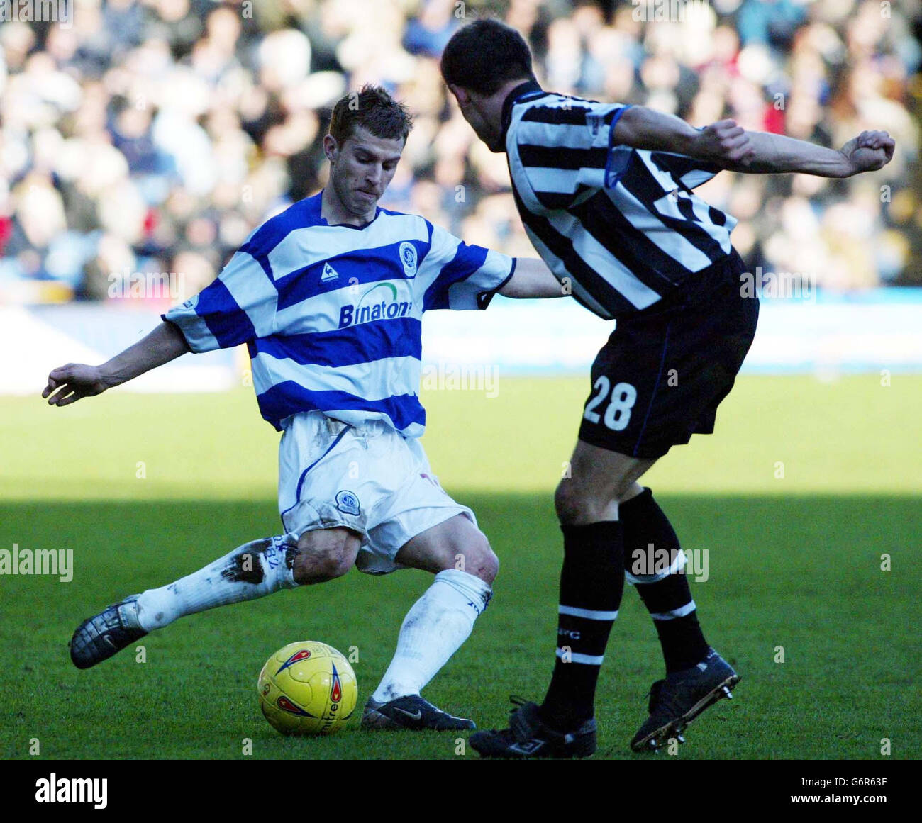 Martin Rowlands (L) des Rangers du Queens Park passe devant Paul Boertien du comté de Notts lors du match de la division deux à Loftus Road, à l'ouest de Londres. PAS D'UTILISATION DU SITE WEB DU CLUB OFFICIEUX. Banque D'Images