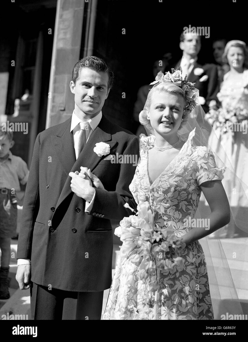 L'actrice britannique Angela Lansbury avec son mari Peter Shaw après leur mariage à l'église St. Columba, Londres. Banque D'Images