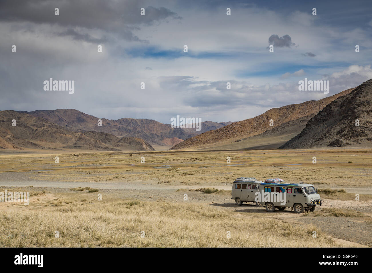 Deux voitures à côté de l'autoroute à l'ouest dans l'ouest de l'mongoliea Banque D'Images