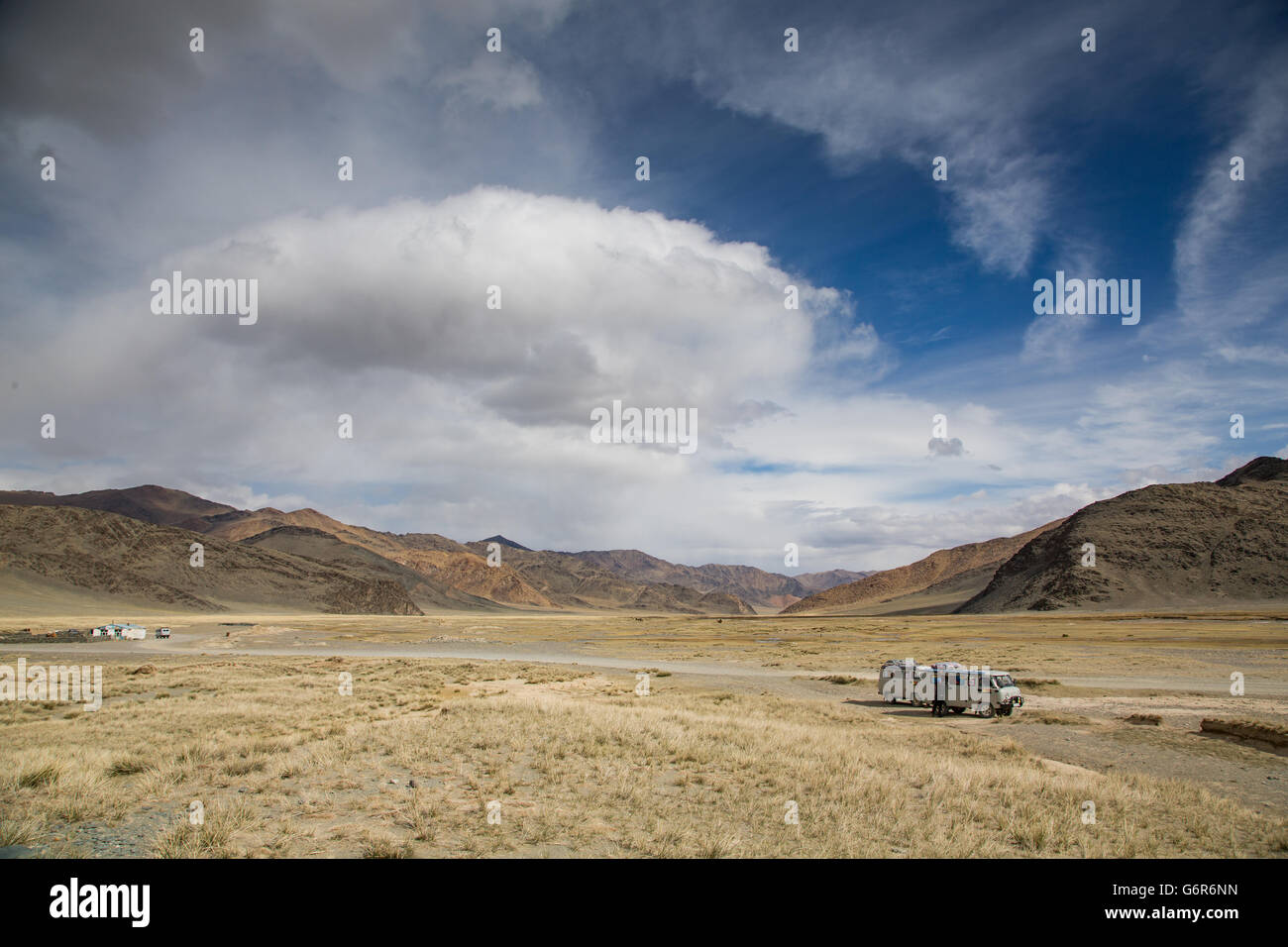Deux voitures sur le côté d'une autoroute à l'ouest dans le paysage de l'ouest de la Mongolie Banque D'Images