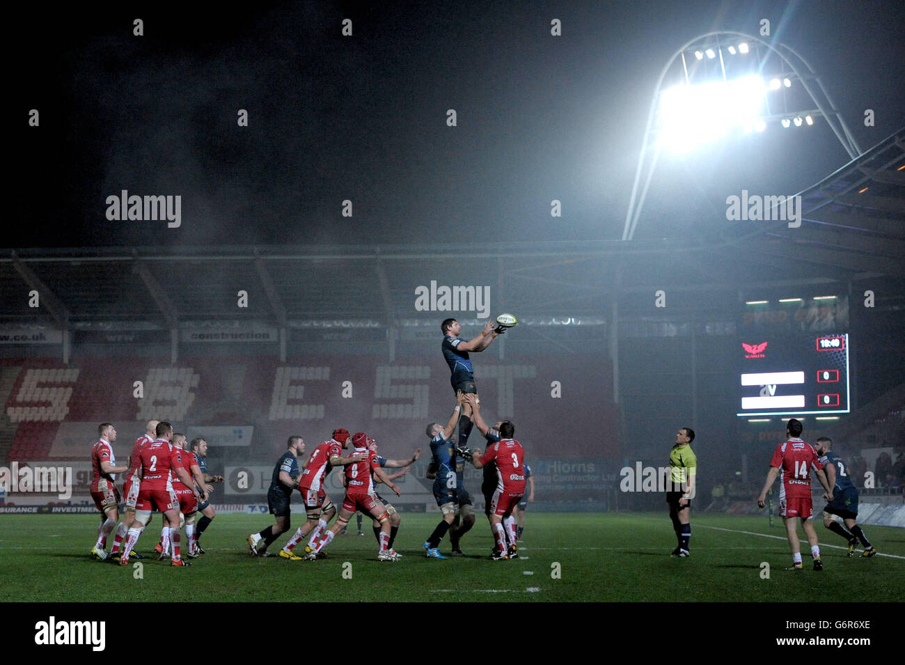 Une ligne pendant le match LV= Cup au parc y Scarlets, Llanelli. Banque D'Images