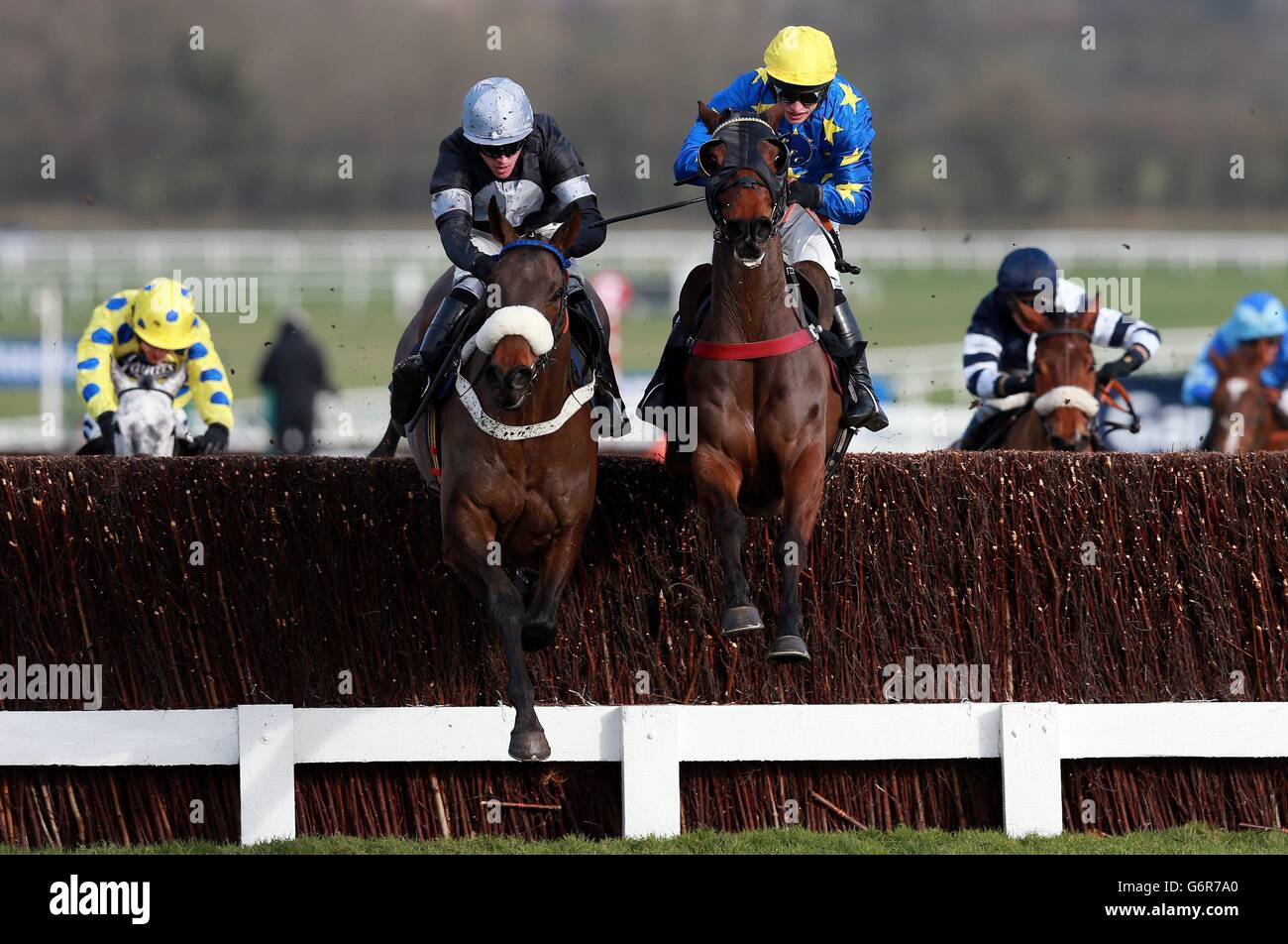 Le gagnant final Indian Castle, criblé par Jason Maguire (à gauche), saute le dernier avec Annacotty, criblé par Ian Popham dans le Timeform novices handicap Chase pendant la journée des essais au Cheltenham Racecourse, Cheltenham. Banque D'Images