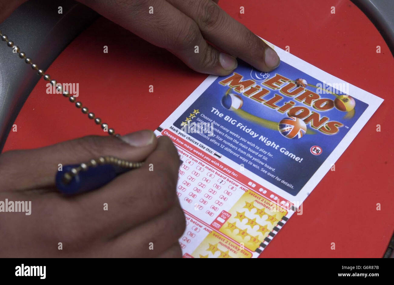 Les billets pour le jeu EuroMillions en vente à Londres Banque D'Images