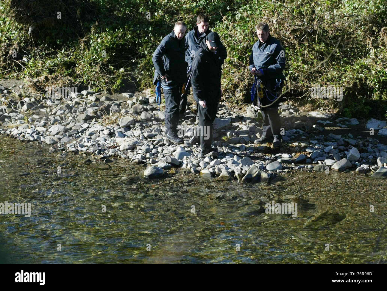 Une équipe de recherche policière examine la région des rives de la rivière Kent à Cumbria, après la découverte du corps d'une femme. Un porte-parole de la police du Cheshire a déclaré : « la jeune femme n'a pas encore été identifiée et les tests d'ADN pourraient prendre jusqu'à dix jours. » Banque D'Images