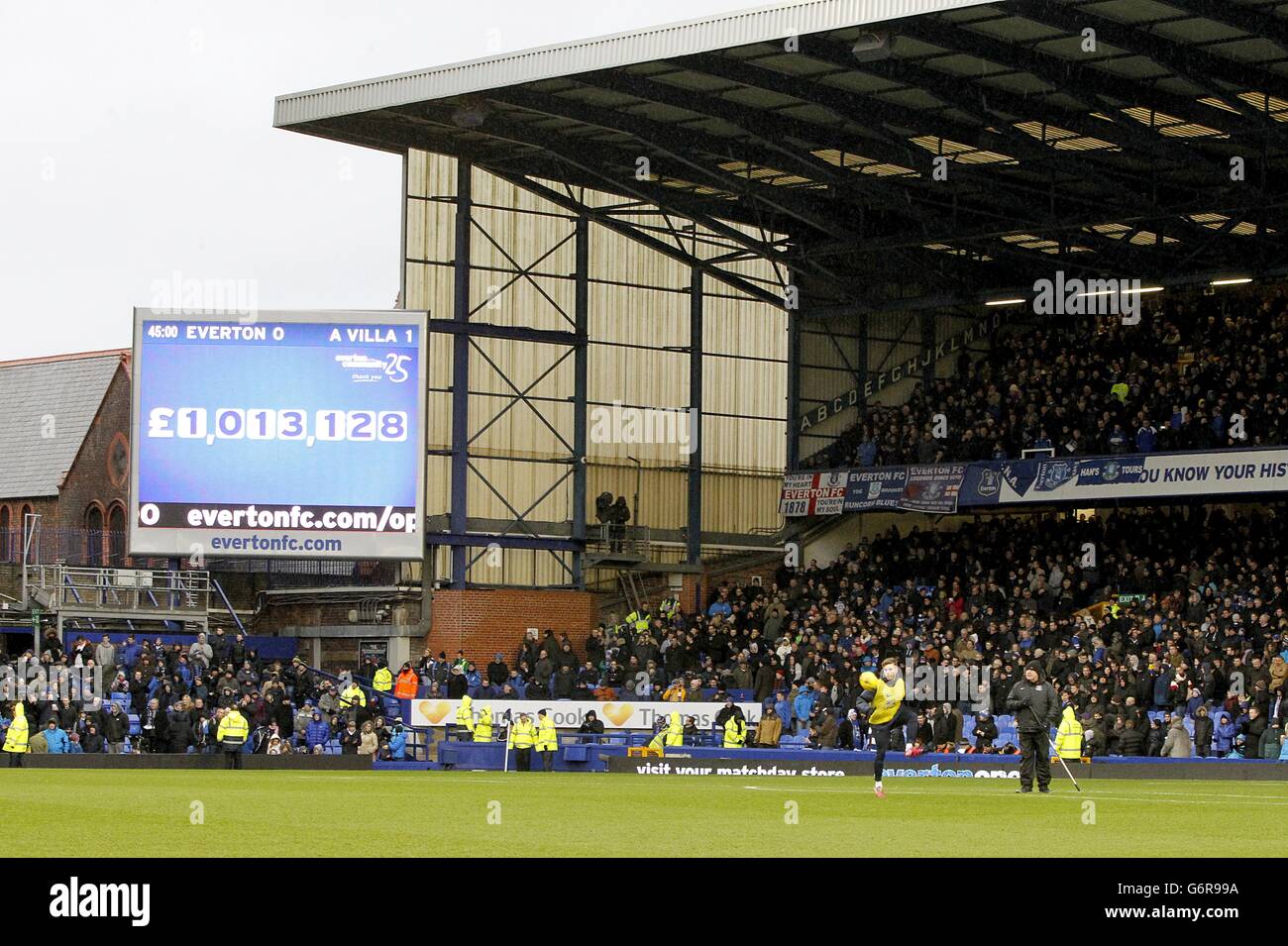 Football - Barclays Premier League - Everton / Aston Villa - Goodison Park.L'écran géant à mi-temps montrant le montant total de l'argent recueilli par l'organisme de bienfaisance Everton dans la Communauté Banque D'Images
