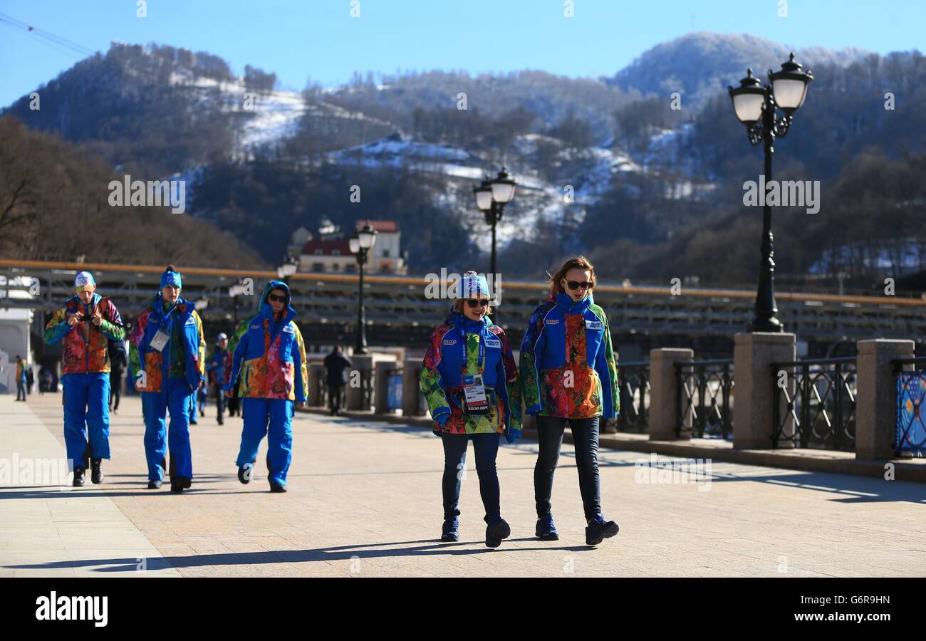 Jeux Olympiques d'hiver de Sotchi - activité pré-Jeux - Dimanche.Les travailleurs des Jeux Olympiques marchent dans la station Rosa Khutor Alpine, Sotchi, Russie. Banque D'Images