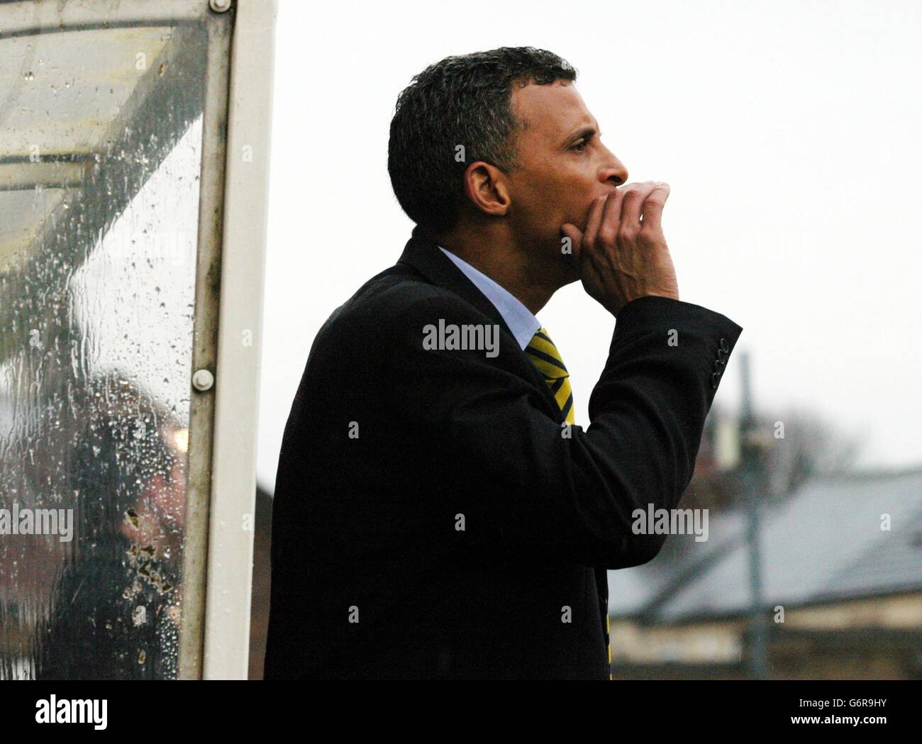 Keith Curle, le joueur Manager de Mansfield Town, a donné des instructions à ses joueurs lors du match de la division nationale 3 entre York City et Mansfield Town à Bootham Crescent, York, North Yorkshire. PAS D'UTILISATION DU SITE WEB DU CLUB OFFICIEUX. Banque D'Images