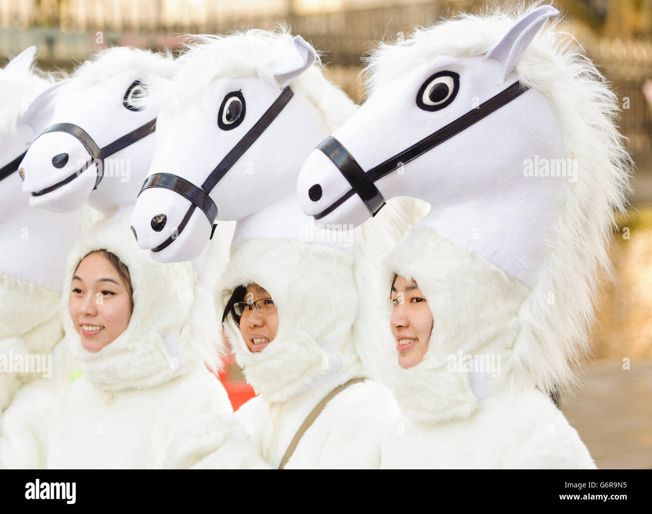 Des artistes en costume de cheval avant le début de la parade annuelle du nouvel an chinois dans le centre de Londres, marquant le début de l'année du cheval. Banque D'Images