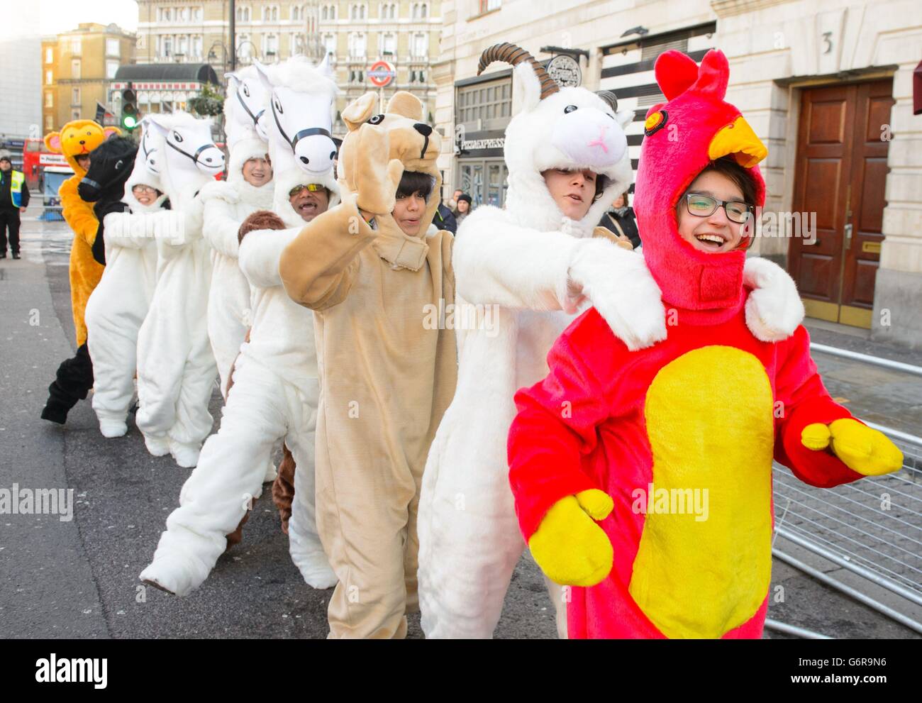 Les interprètes en costume avant le début du défilé annuel du nouvel an chinois dans le centre de Londres, marquant le début de l'année du Cheval. Banque D'Images