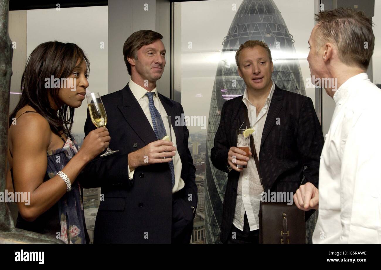 Diane Modahl avec son partenaire Vicente (2e à droite) avec Lord Brockett et le chef Gary Rhodes (à droite) lors d'un déjeuner pour la « I'm a Celebrity »... sortez des participants au restaurant Gary Rhodes Rhodes vingt-quatre, à la Tour 42 de la ville de Londres. Banque D'Images