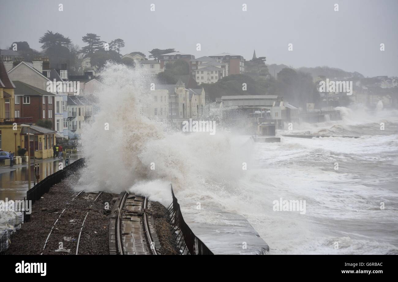 Une énorme vague traverse le chemin de fer de Dawlish, causant des dégâts, où des marées et des vents violents ont causé des ravages dans la ville du Devonshire, perturbant les réseaux routiers et ferroviaires et endommageant les biens. Banque D'Images