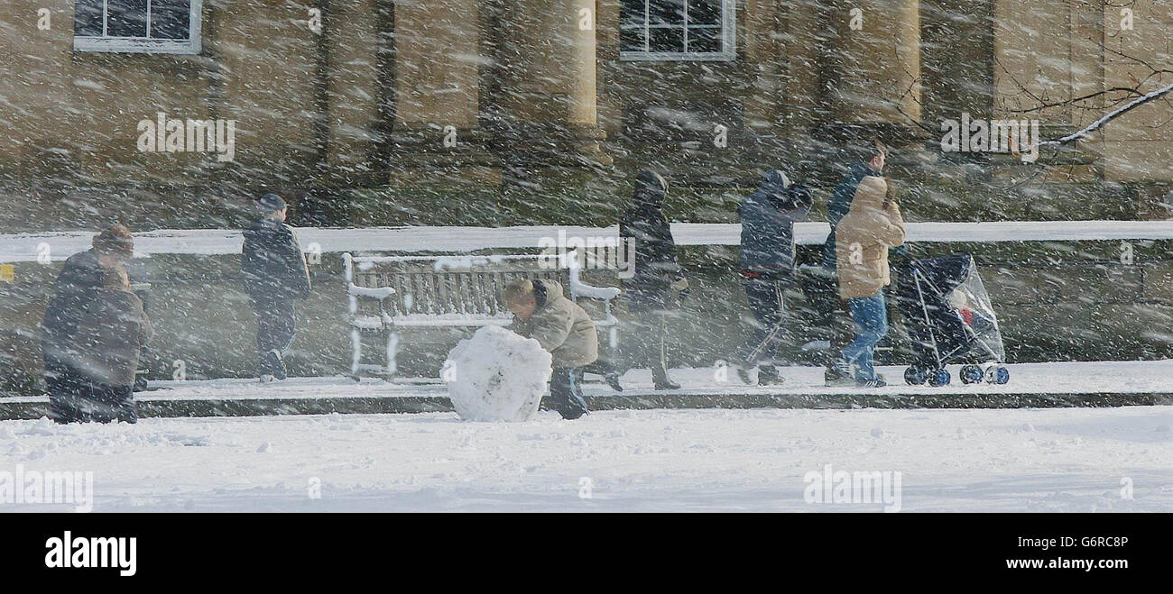 Les blizzards ont accueilli les acheteurs à York, car d'autres chutes de neige ont ajouté aux perturbations dans les régions de l'est du Royaume-Uni, après deux jours de conditions météorologiques difficiles. Banque D'Images