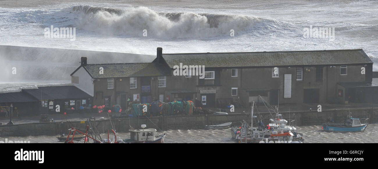 Vagues se brisent sur la Cobb dans Lyme Regis, Dorset que la côte sud est battue par le temps de tempête. Banque D'Images